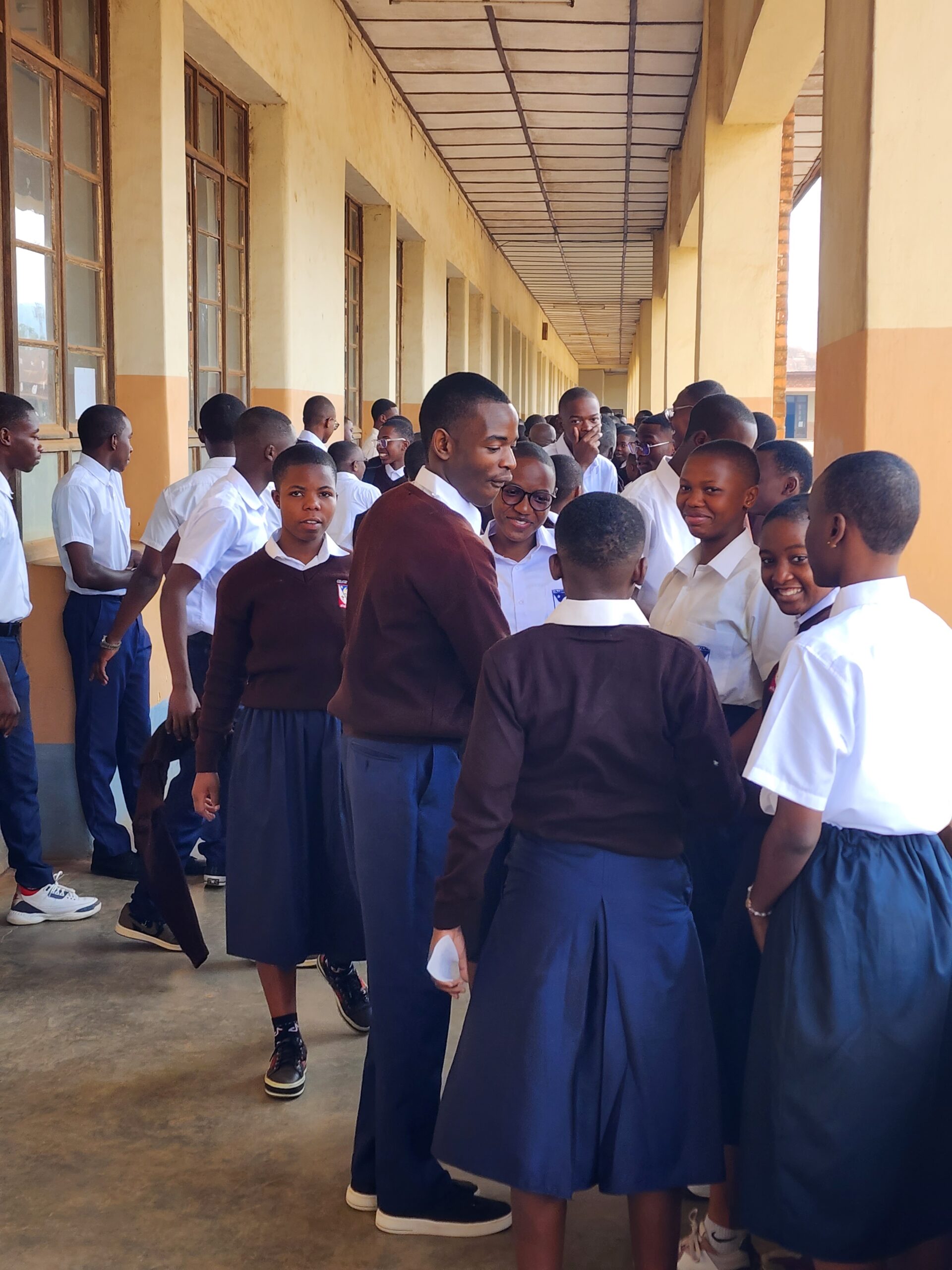 Les élèves du secondaire pendant la pause