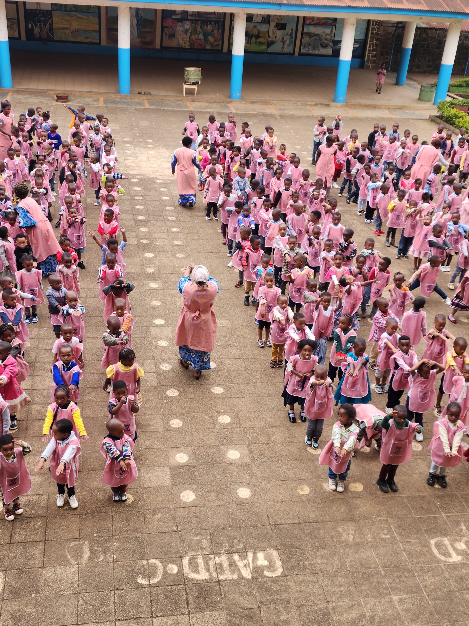 Rassemblement matinal à l'école maternelle
