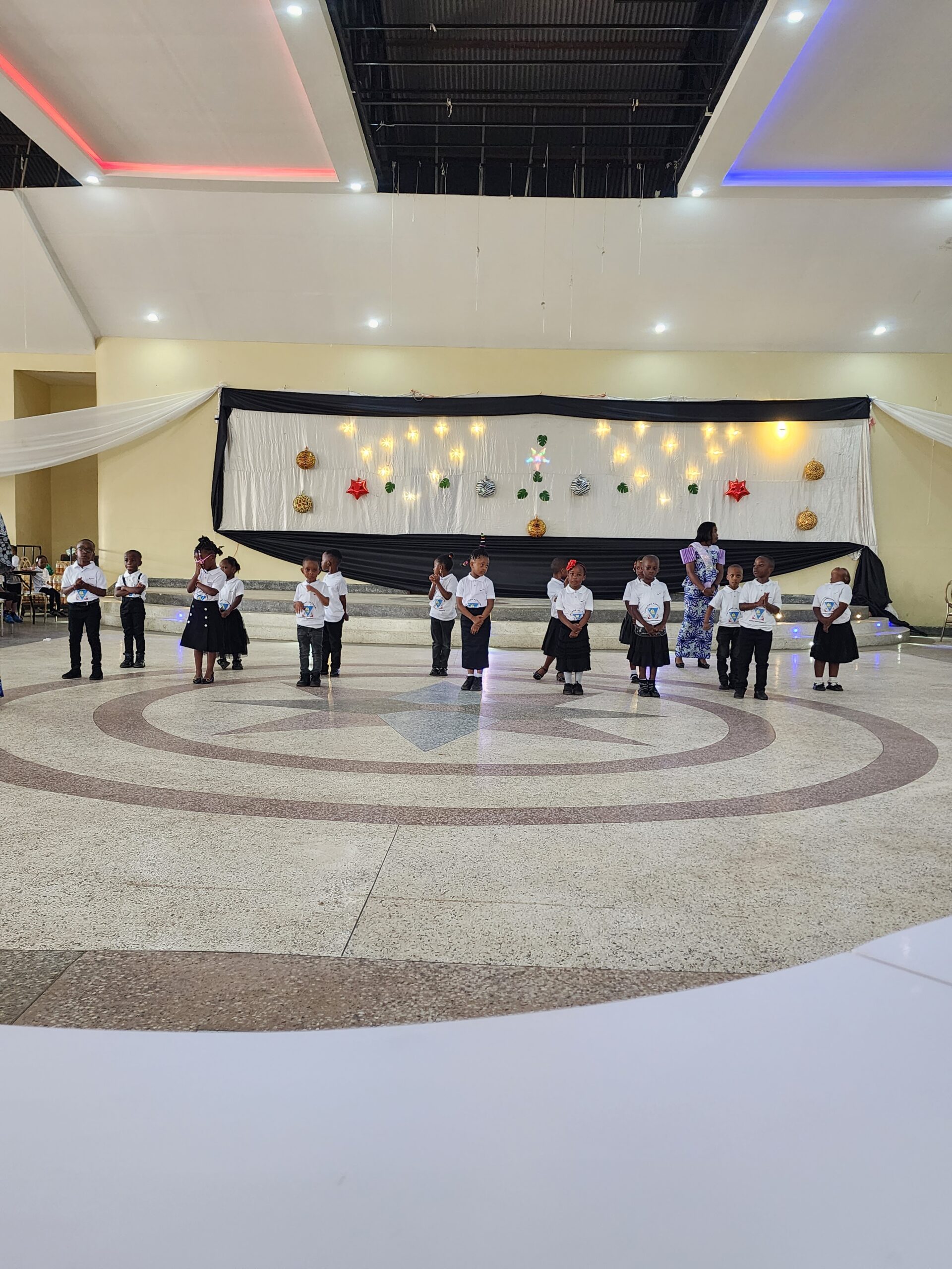 Les élèves de l'école maternelle à la salle Stella Duce